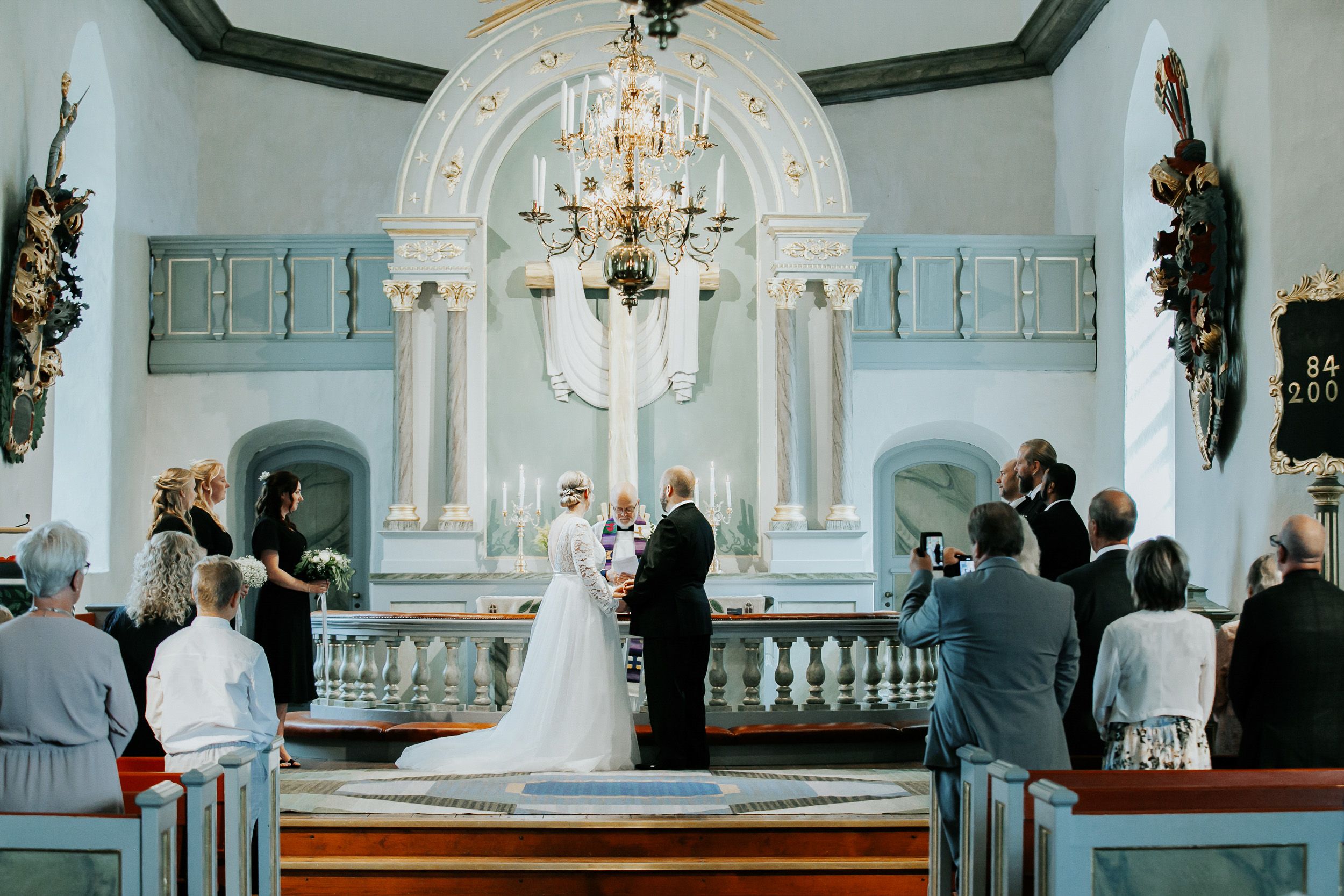 Malin och Kents bröllop i Grava kyrka i Karlstad. Bröllopsfotograf Rebecca Nordin.
