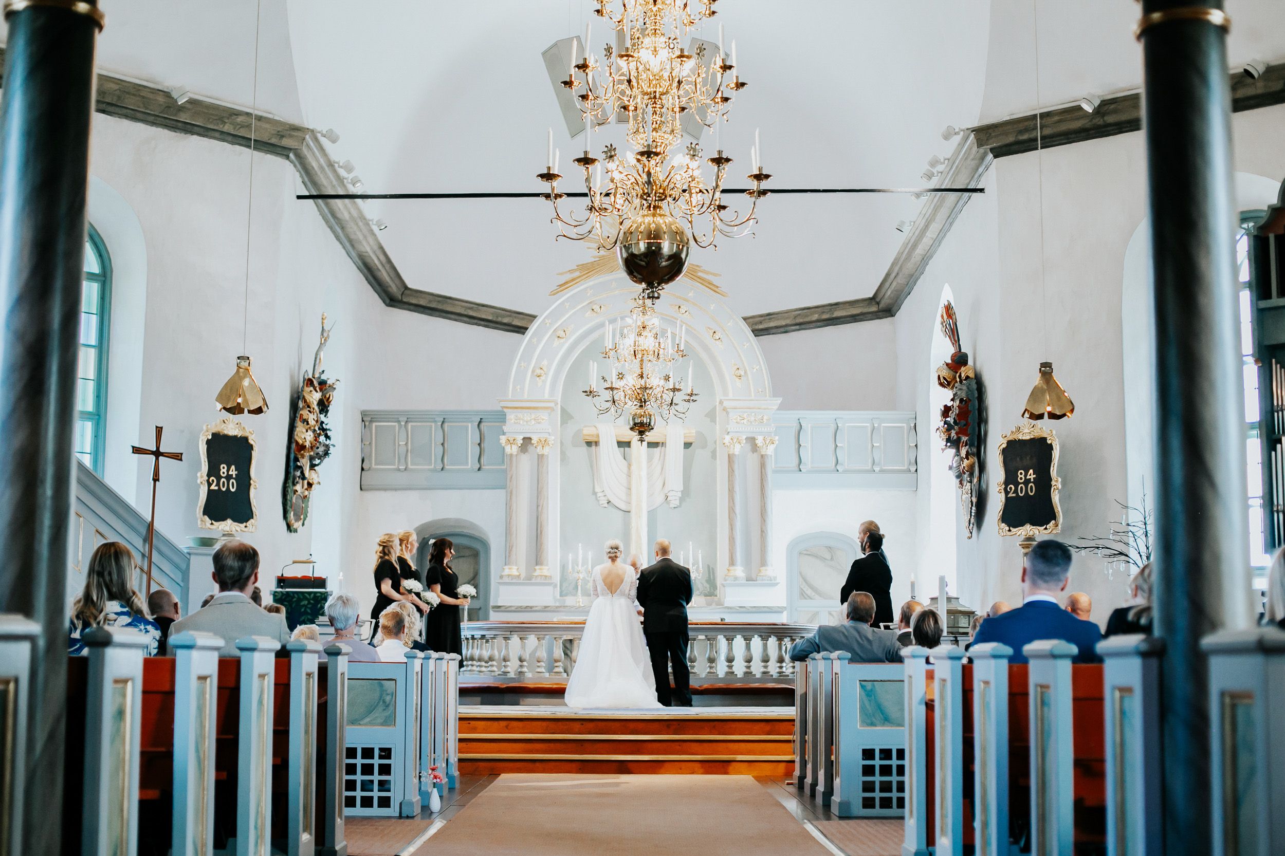 Malin och Kents bröllop i Grava kyrka i Karlstad. Bröllopsfotograf Rebecca Nordin.
