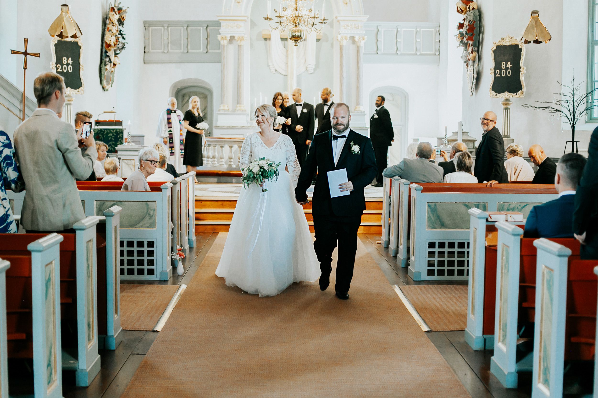 Malin och Kents bröllop i Grava kyrka i Karlstad. Bröllopsfotograf Rebecca Nordin.