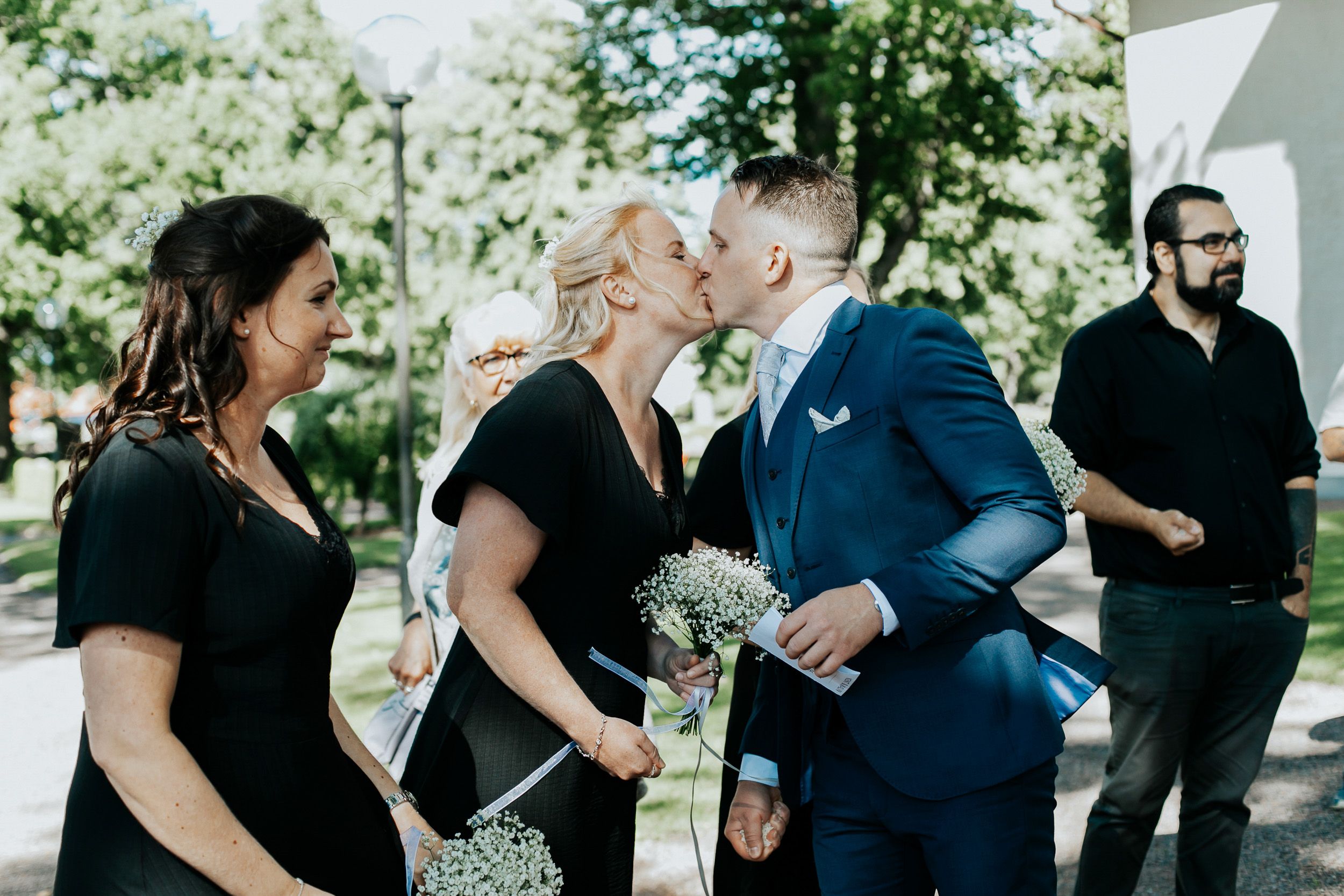 Malin och Kents bröllop i Grava kyrka i Karlstad. Bröllopsfotograf Rebecca Nordin.