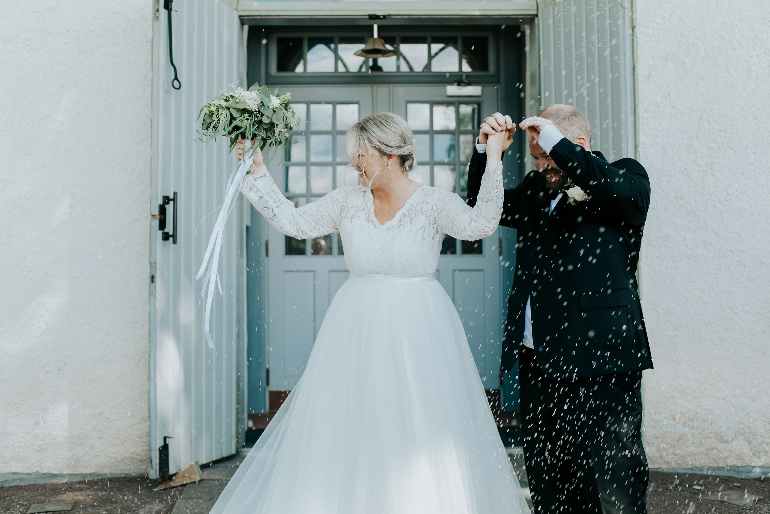Malin och Kents bröllop i Grava kyrka i Karlstad. Bröllopsfotograf Rebecca Nordin.