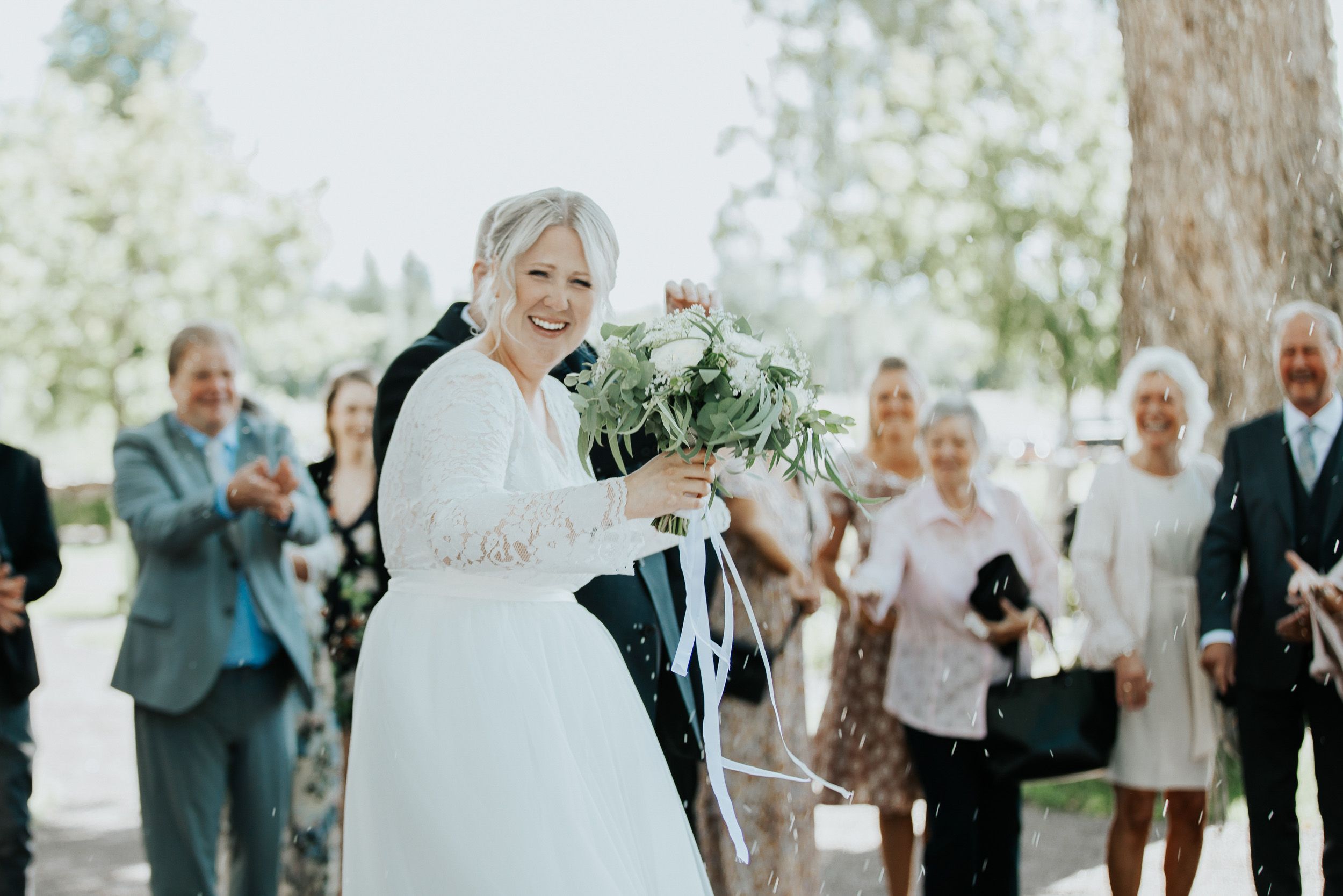Malin och Kents bröllop i Grava kyrka i Karlstad. Bröllopsfotograf Rebecca Nordin.