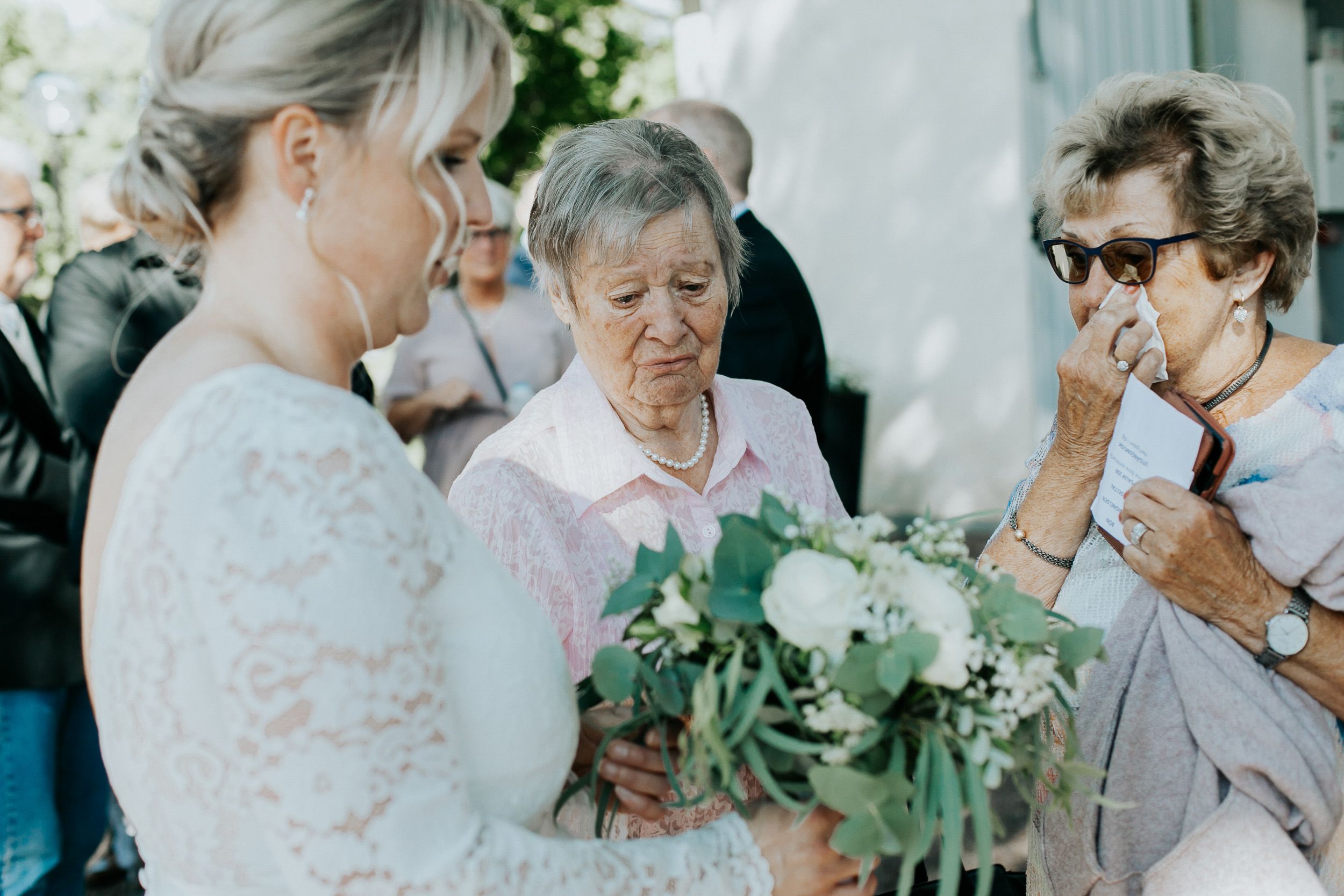 Malin och Kents bröllop i Grava kyrka i Karlstad. Bröllopsfotograf Rebecca Nordin.