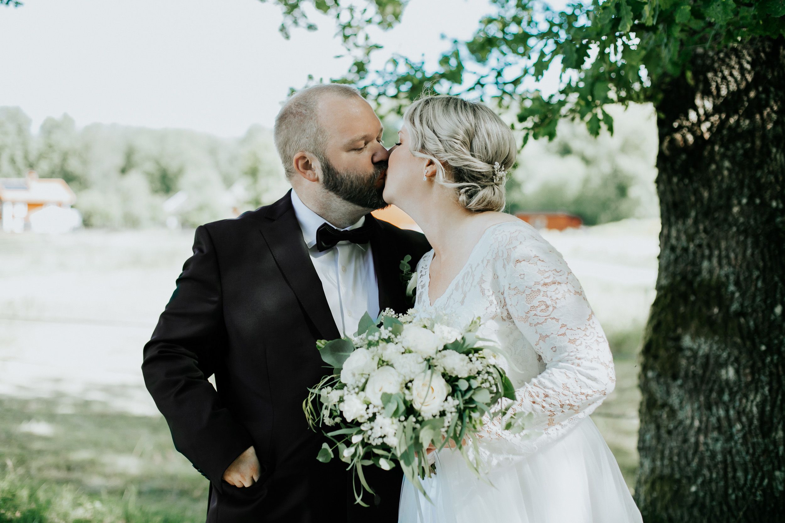 Malin och Kents bröllop i Grava kyrka i Karlstad. Bröllopsfotograf Rebecca Nordin.