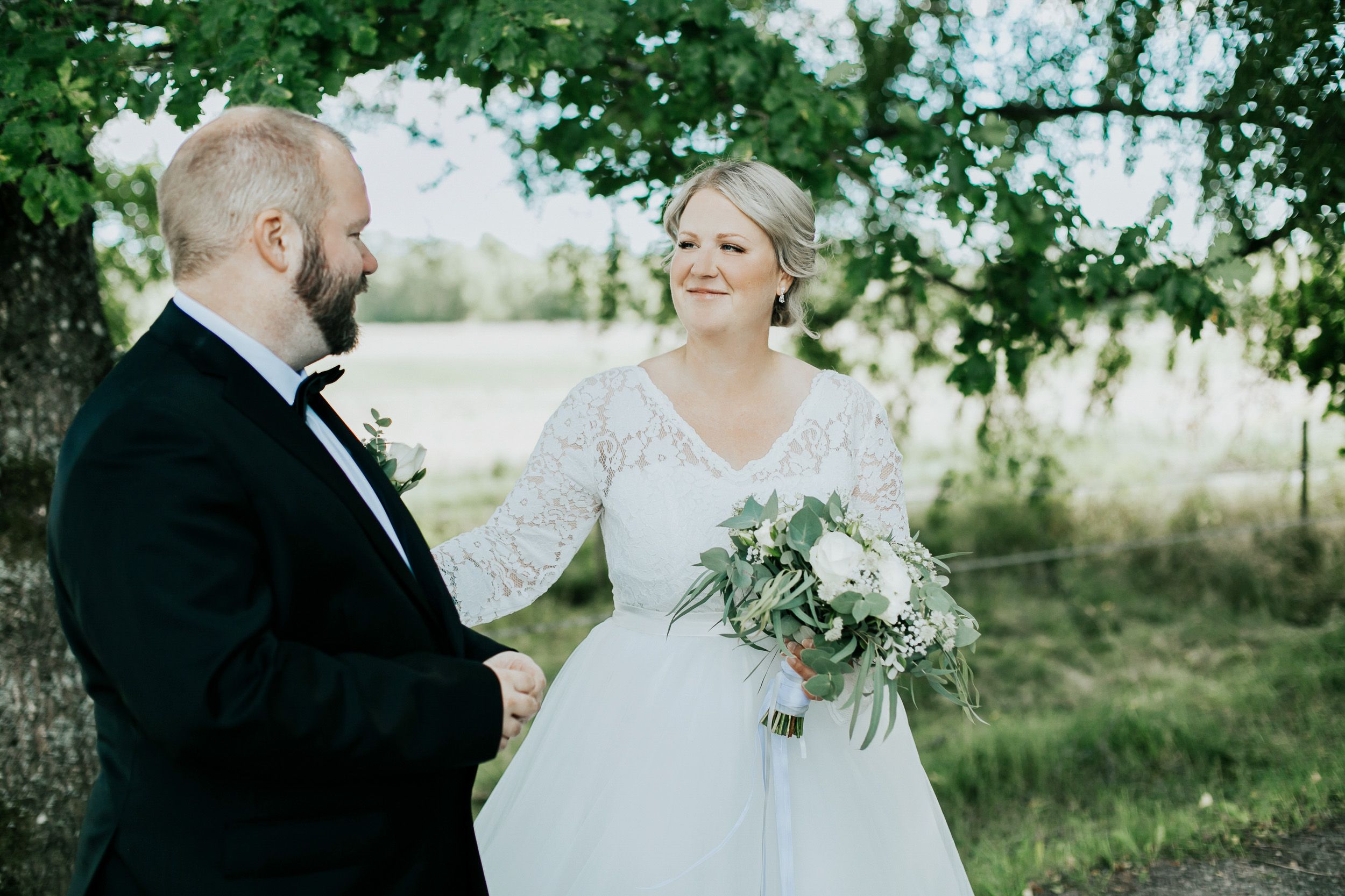 Malin och Kents bröllop i Grava kyrka i Karlstad. Bröllopsfotograf Rebecca Nordin.