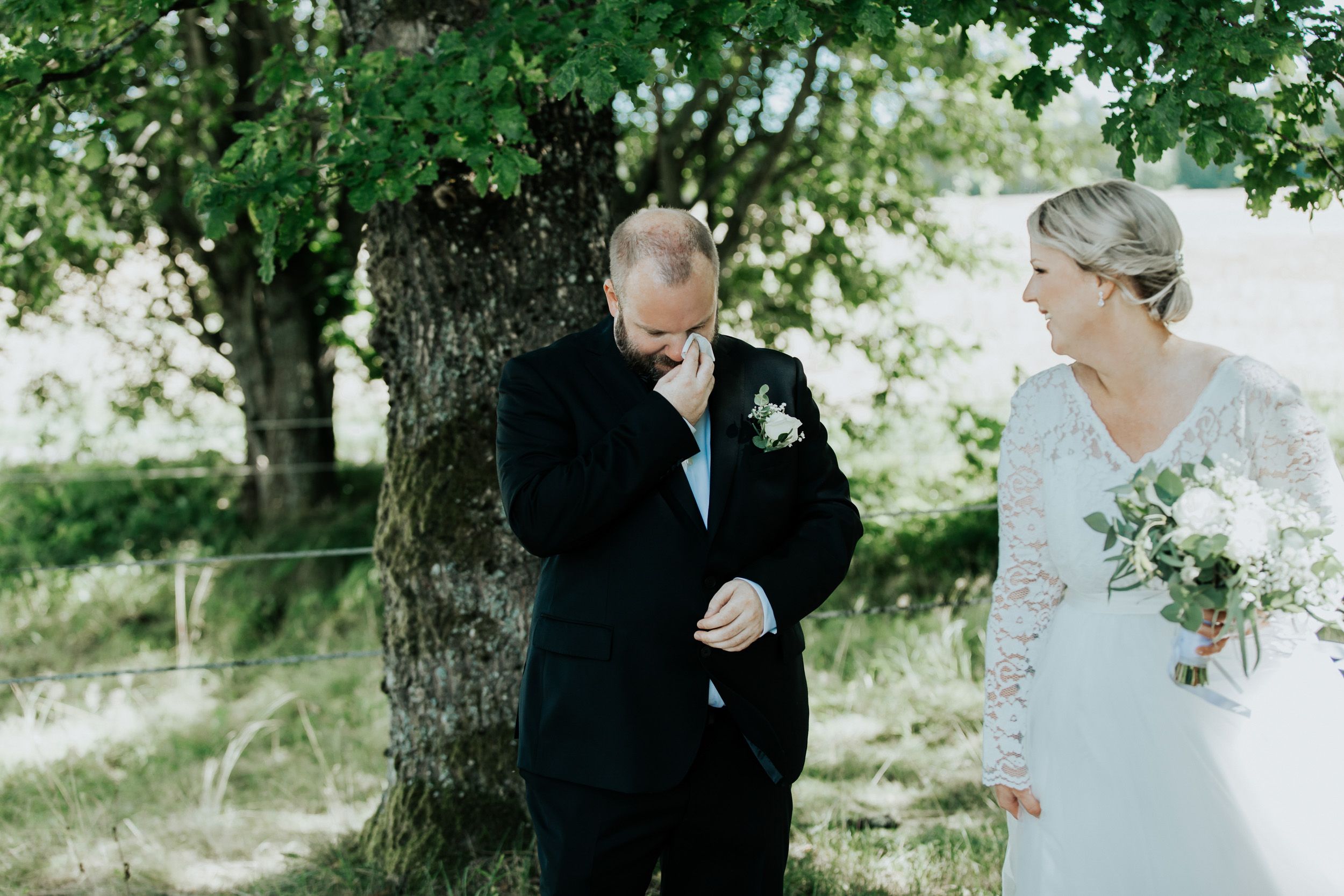 Malin och Kents bröllop i Grava kyrka i Karlstad. Bröllopsfotograf Rebecca Nordin.