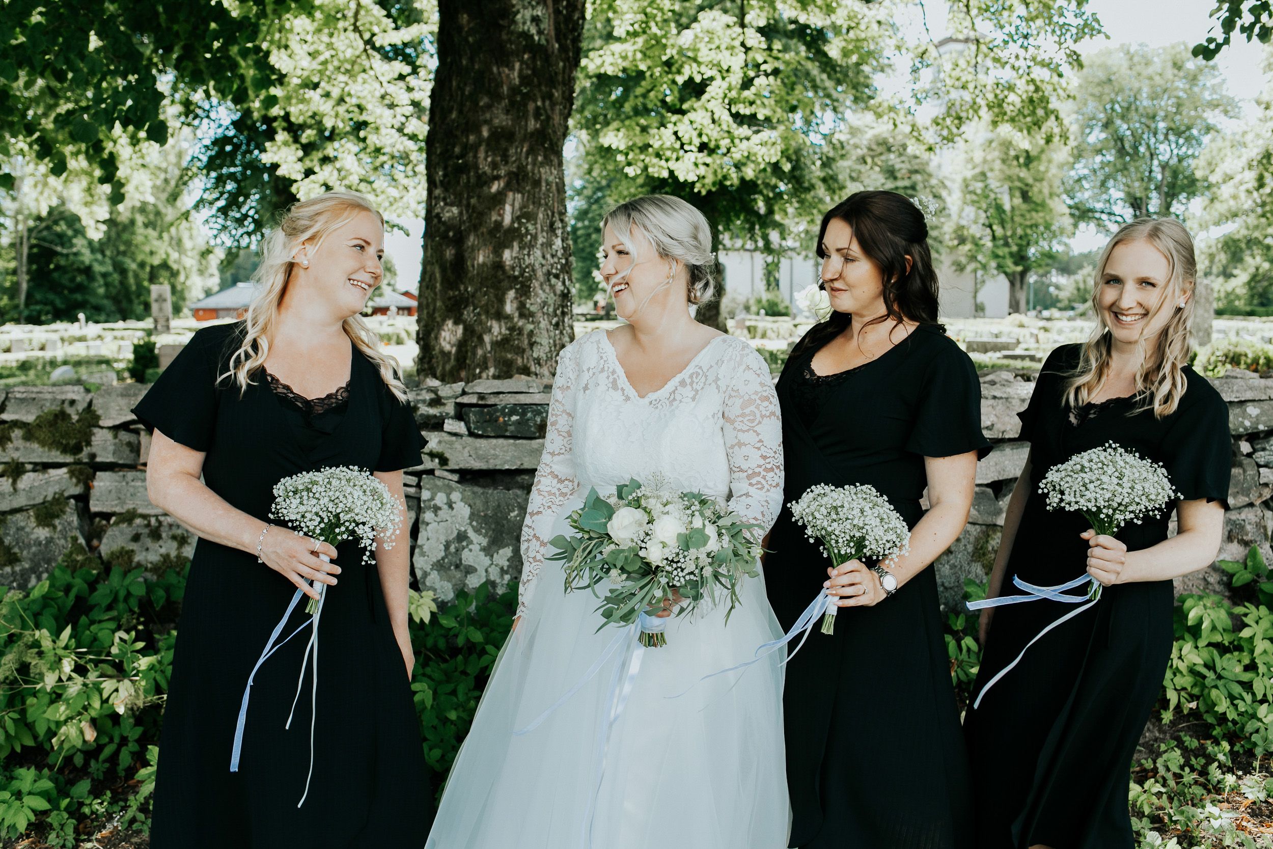 Malin och Kents bröllop i Grava kyrka i Karlstad. Bröllopsfotograf Rebecca Nordin.