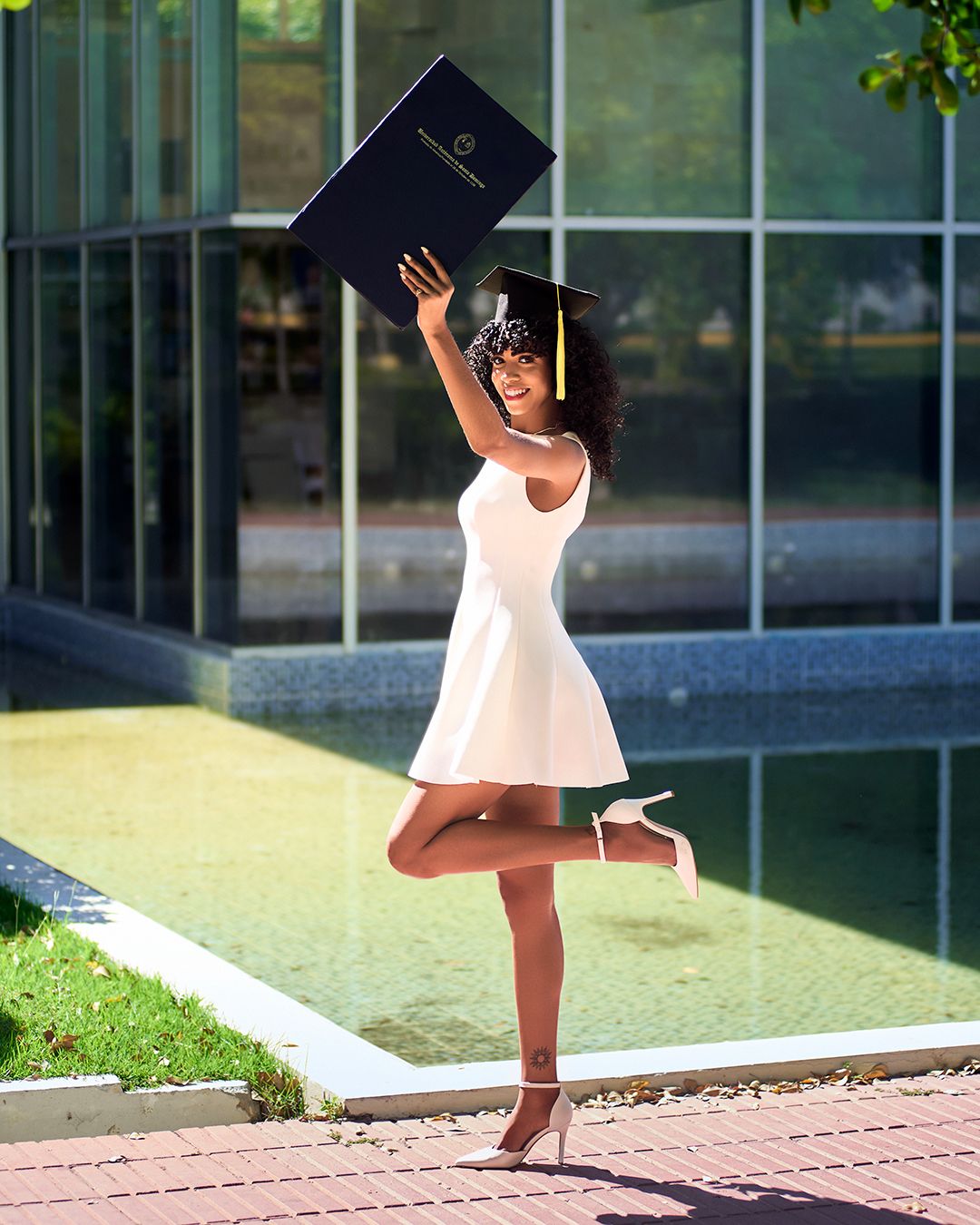 Sesión fotográfica de graduación UASD con toga y birrete, fotos creativas y profesionales en estudio o exteriores en República Dominicana.