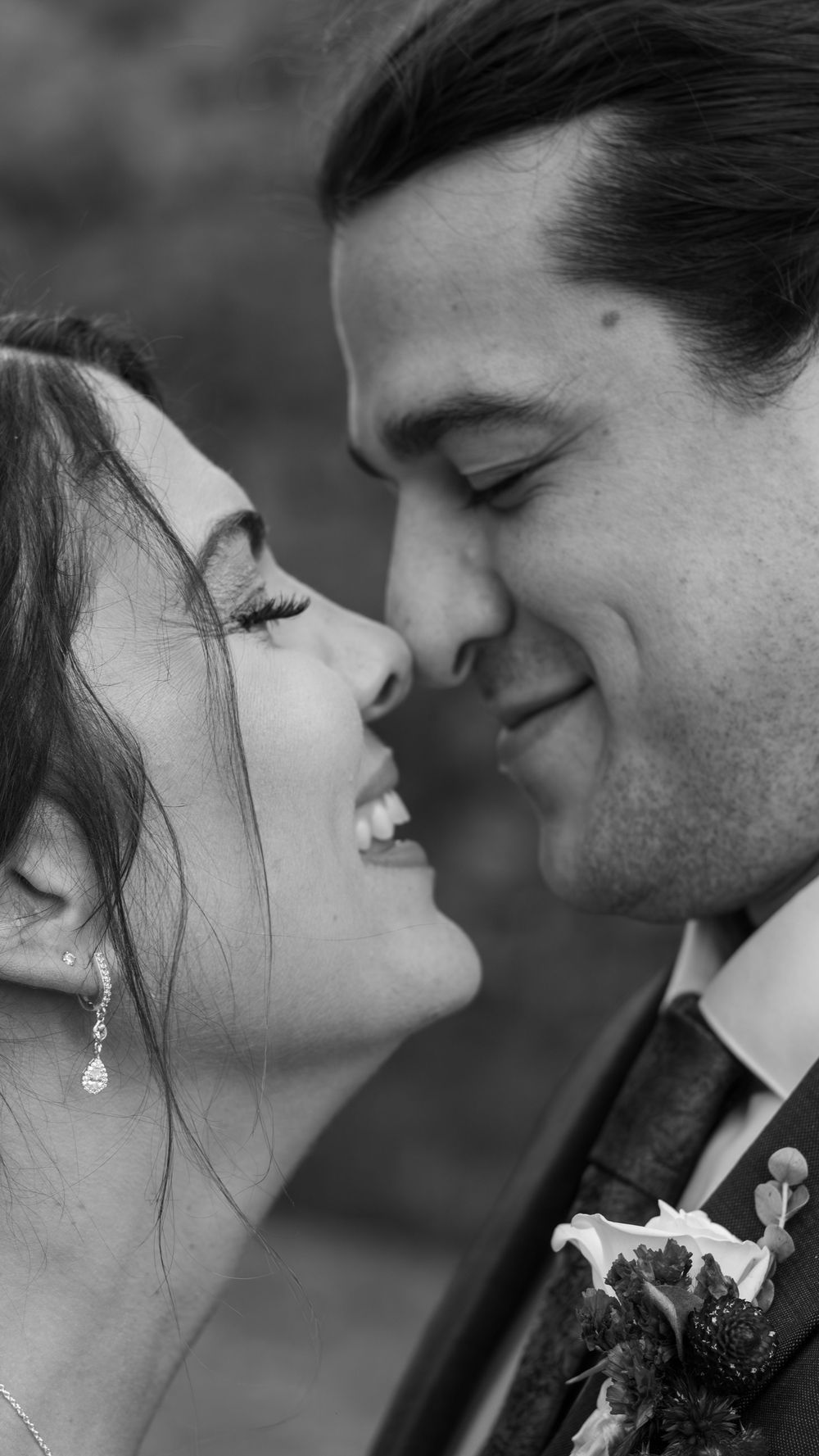 A close up of a couple leaning in for a kiss