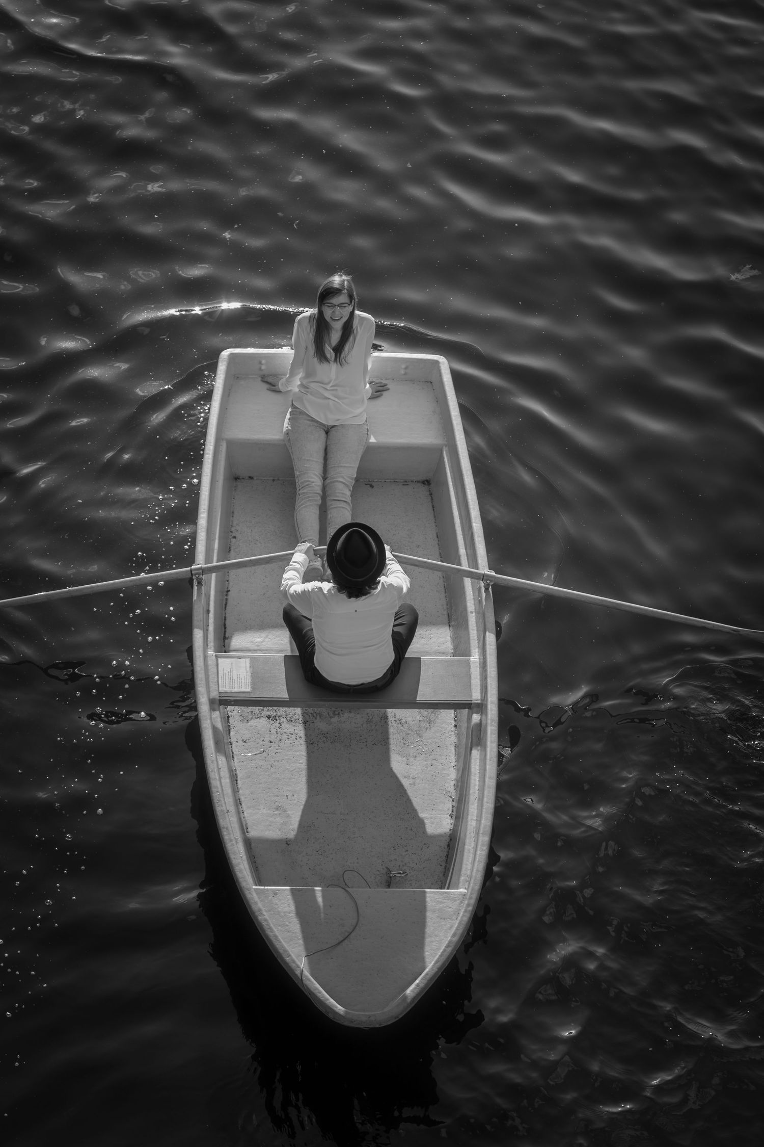 Brautpaar im Ruderboot bei Hochzeit am See in Berlin