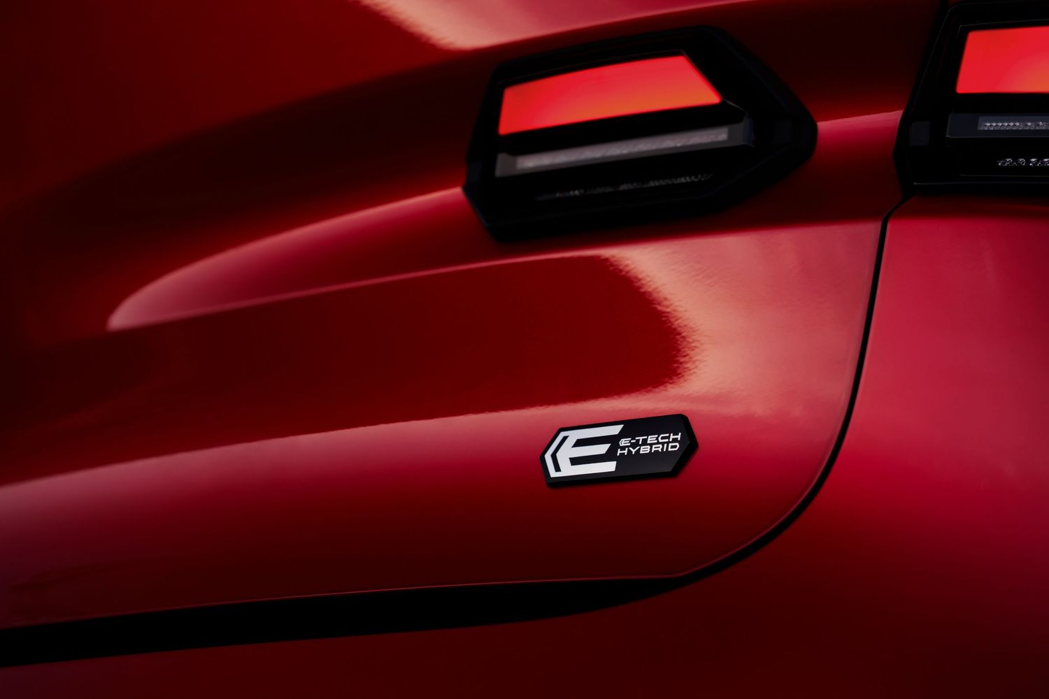 Détail expertise photographie automobile logo E-Tech Hybrid Renault optique arrière design Clément Choulot
