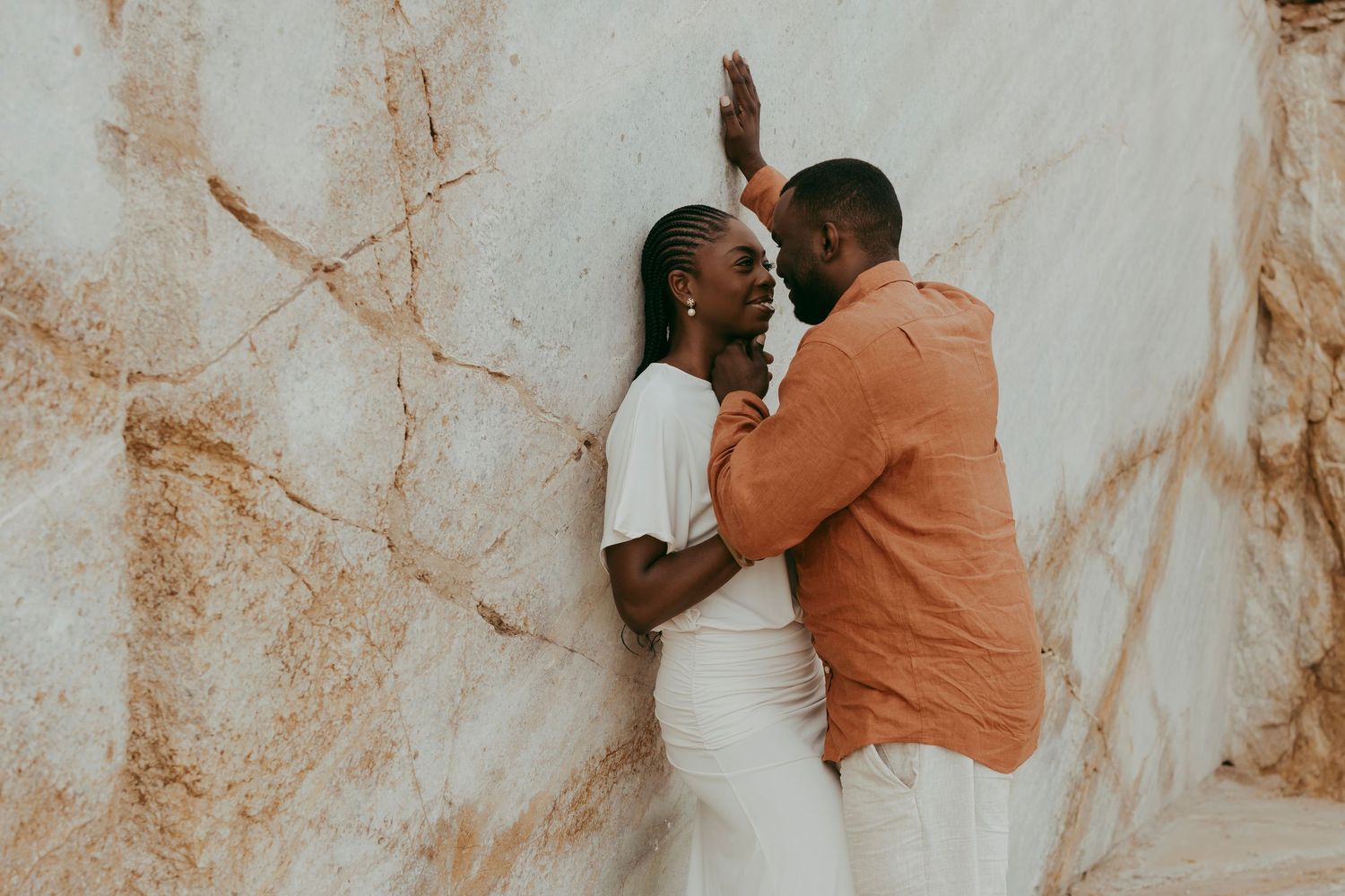Couple at granite hill for a photoshoot