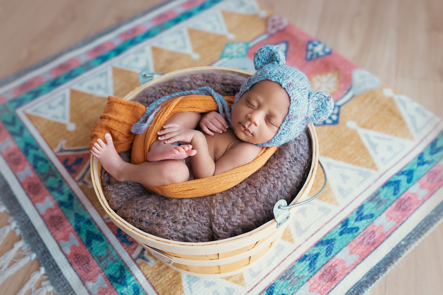 alfombra de nativos americanos bebe recien nacido fotografiado dentro de una canasta detres photography