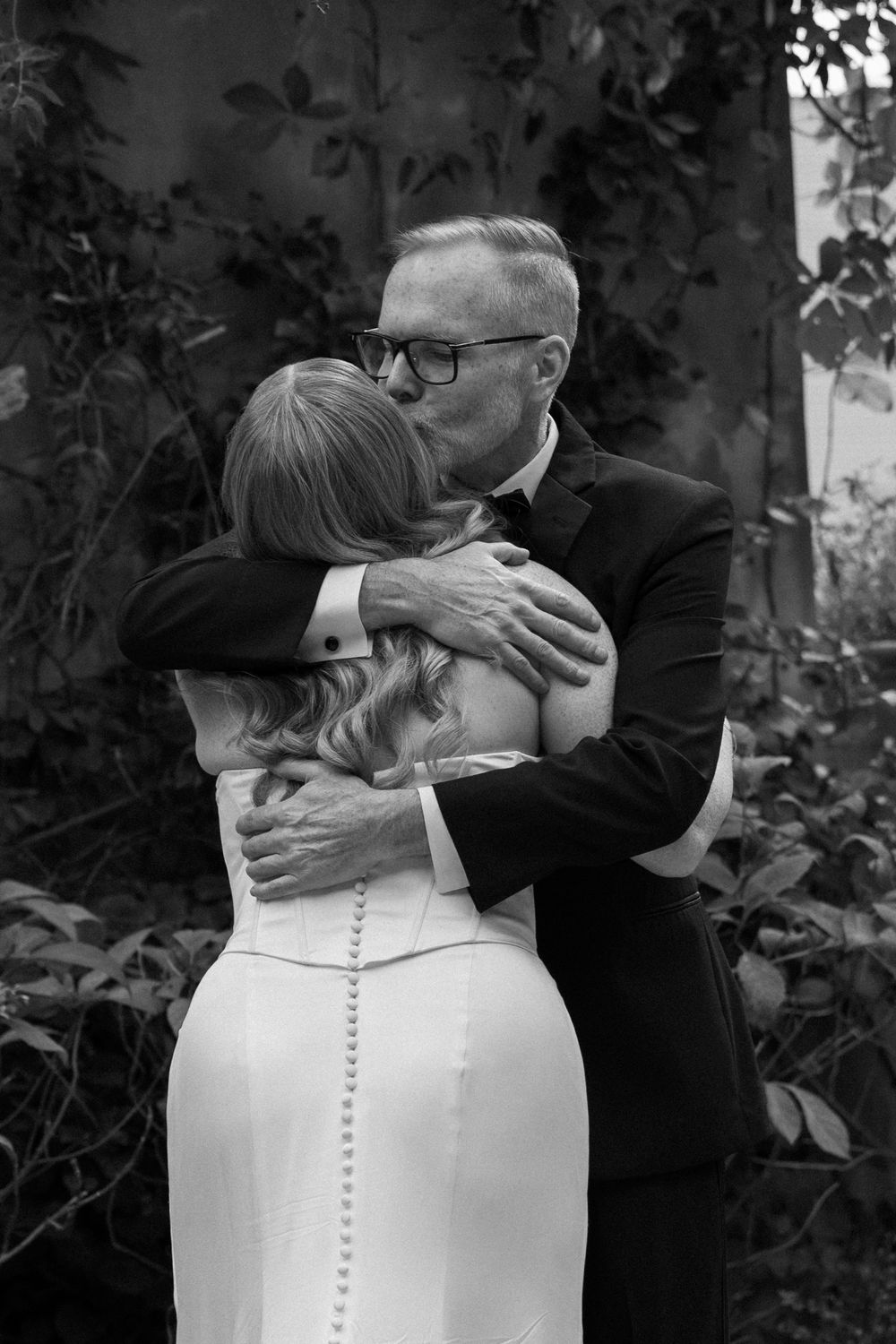 Father and daughter hugging during first look at Georgia wedding venue