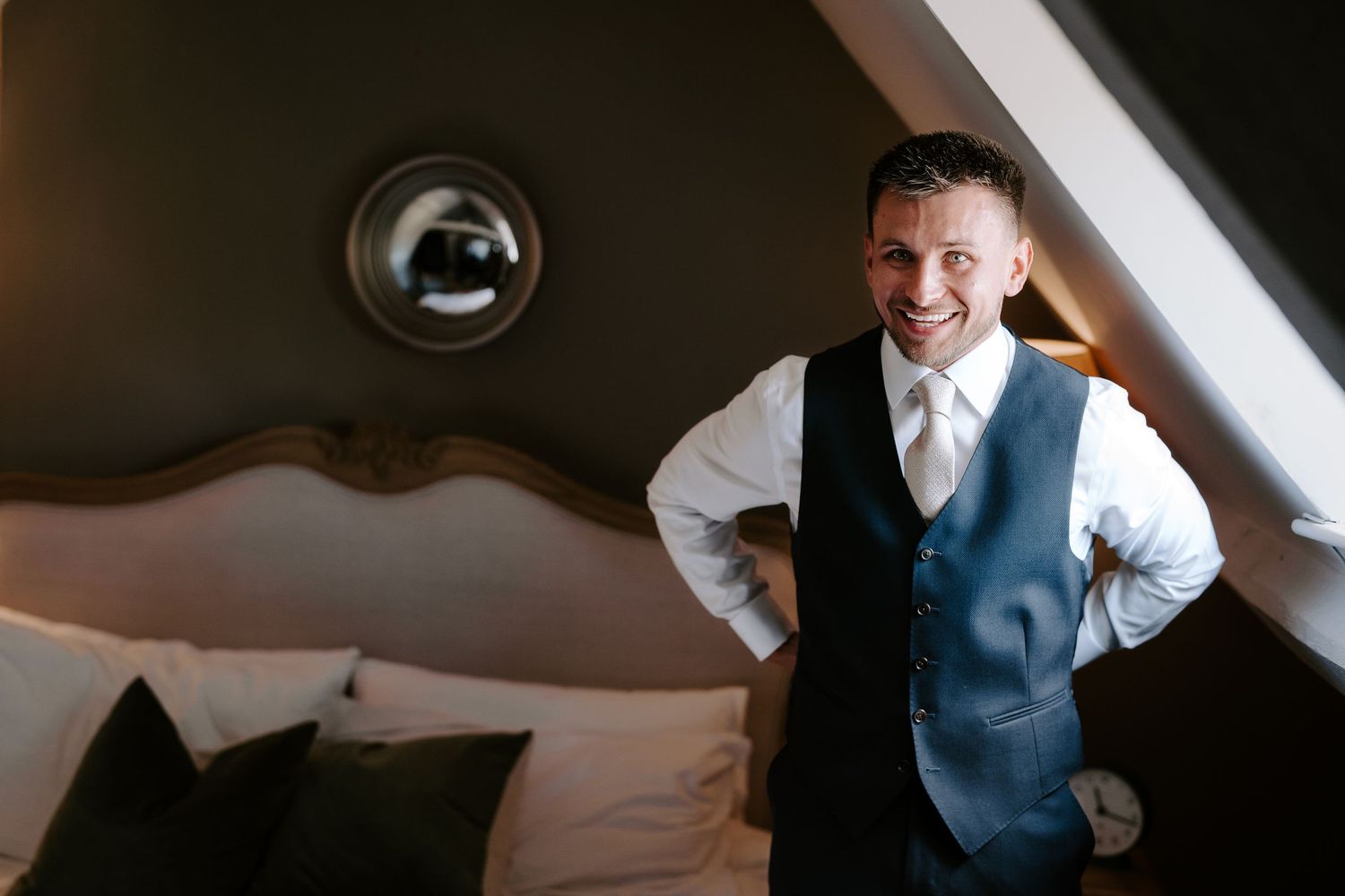 groom and groomsmen getting ready at the new inn cirencester