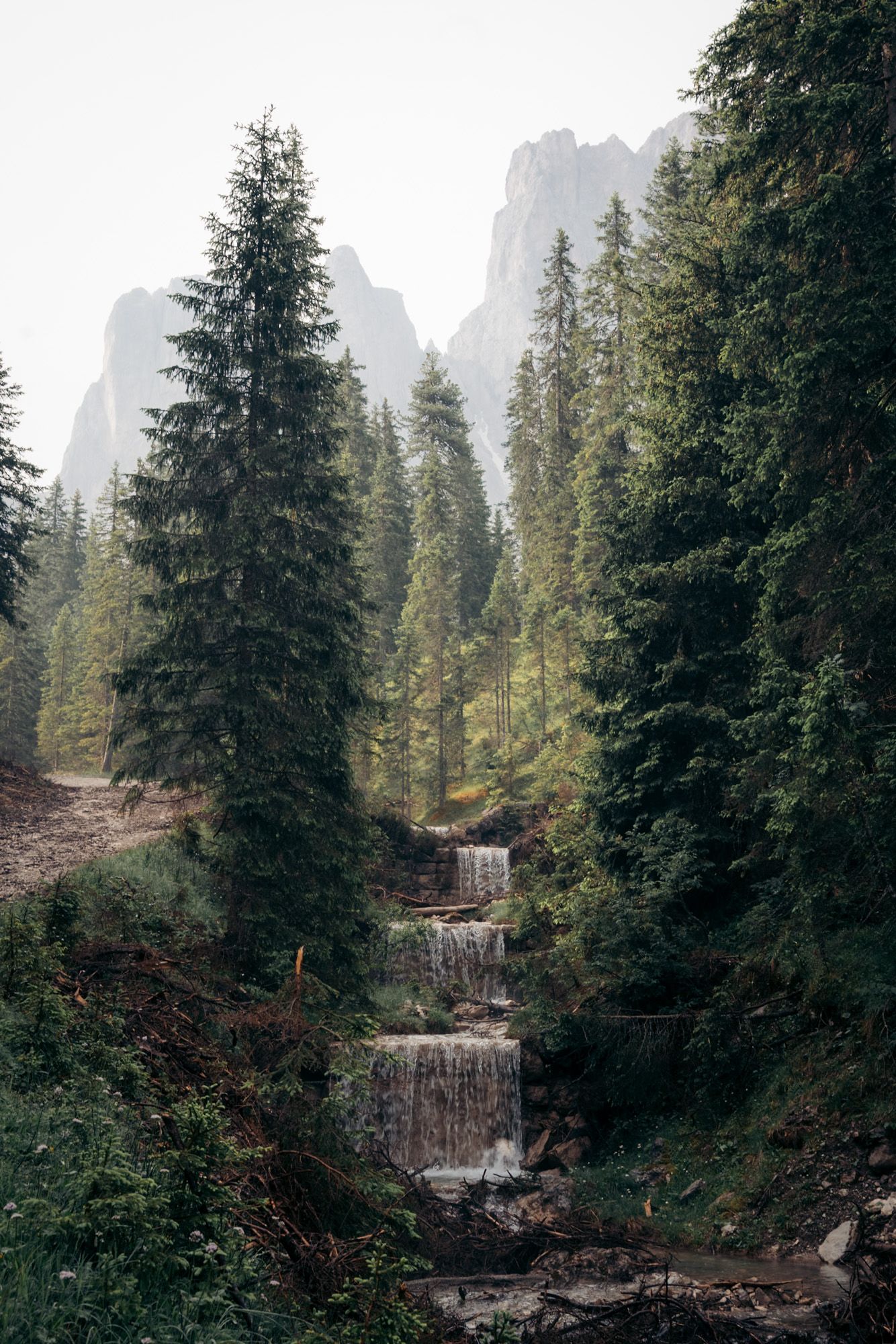 cascade sur le sentier qui mène au rifugio delle odle