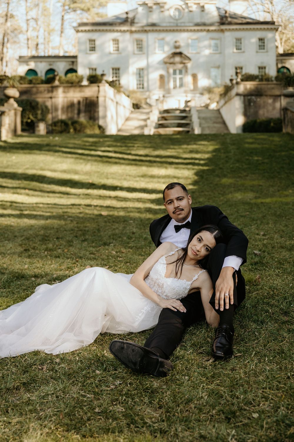 A wedding couple on the lawn of the Swan House in Atlanta, GA.