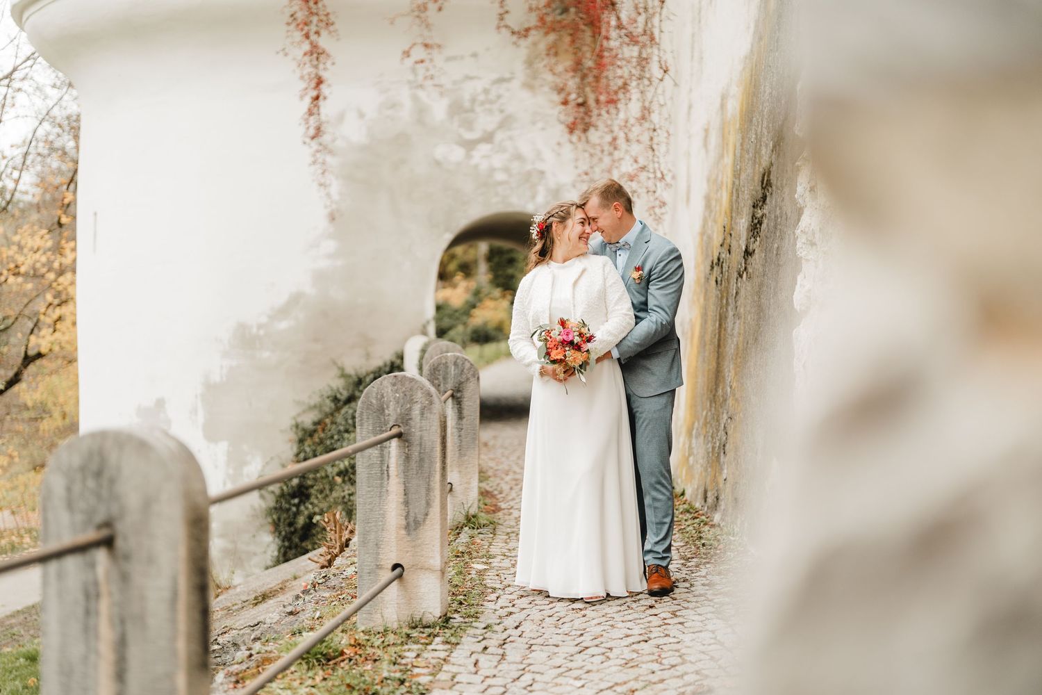 Hochzeitspaar am Benediktiner Kloster St. Mang in Füssen fotografiert von Hochzeitsfotografin Ramona Maier aus Schemmerhofen