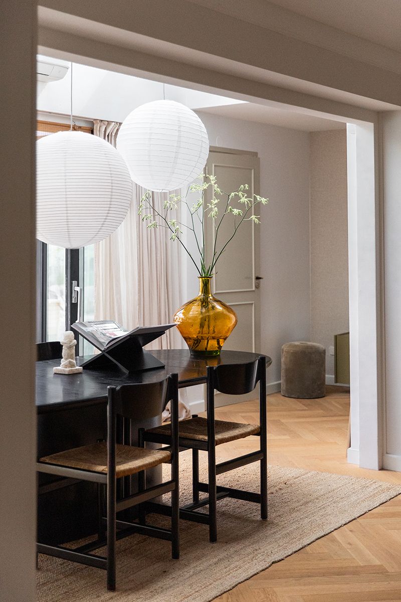 Een interieur foto met doorkijkje naar een eetkamer met beige tinten en contrasten.