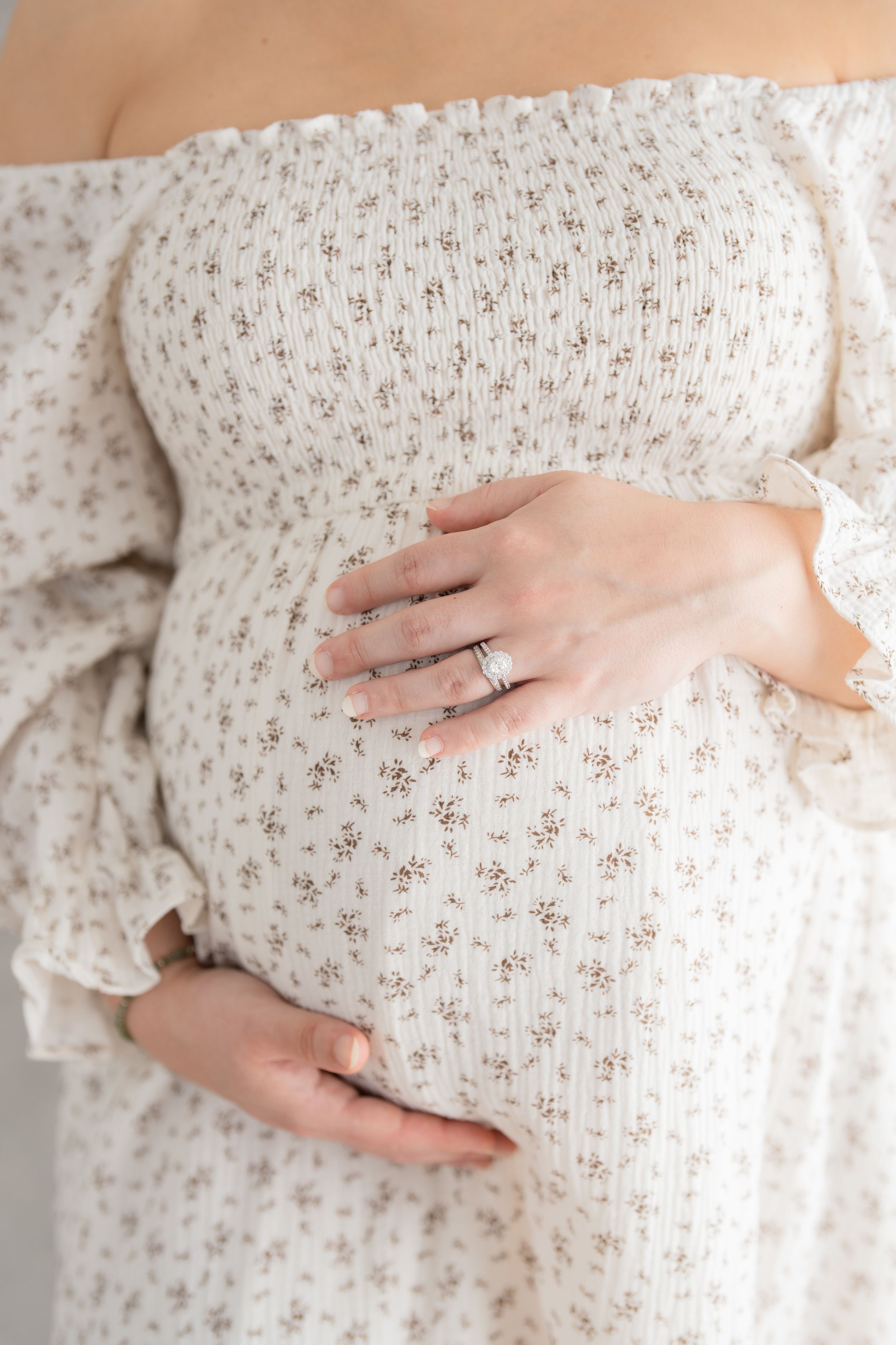 Portrait de grossesse en plan rapproché sur le ventre d'une future maman portant une robe de coton luxueuse de la garde-robe cliente