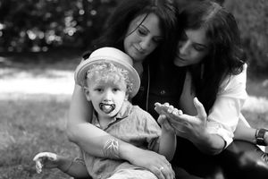 Retrato de familia sentada en el césped durante sesión familiar al aire libre, fotógrafo en Vitoria-Gasteiz, Bilbao, Donosti, Pais Vasco
