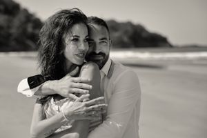 Fotografía de pareja en Vitoria-Gasteiz realizada por BOAfoto, retrato romántico en la playa