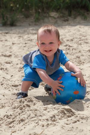 Niño con una pelota en la playsa fondo  en Álava, fotógrafa en Vitoria, Bilbao