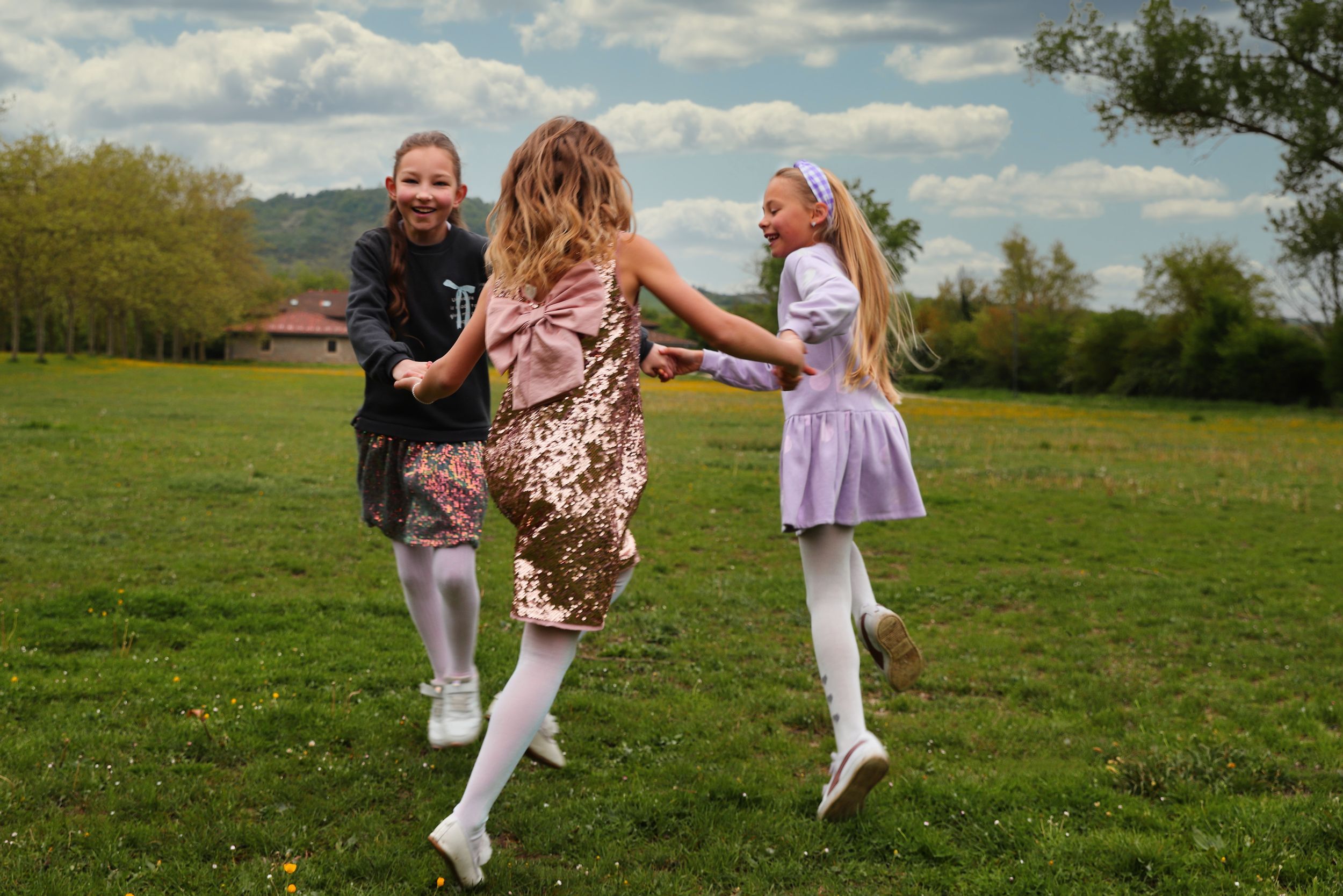 niñas jugando en parque Olarizu en vitoria gasteiz, pais vasco, españa. sesion de fotos para niños