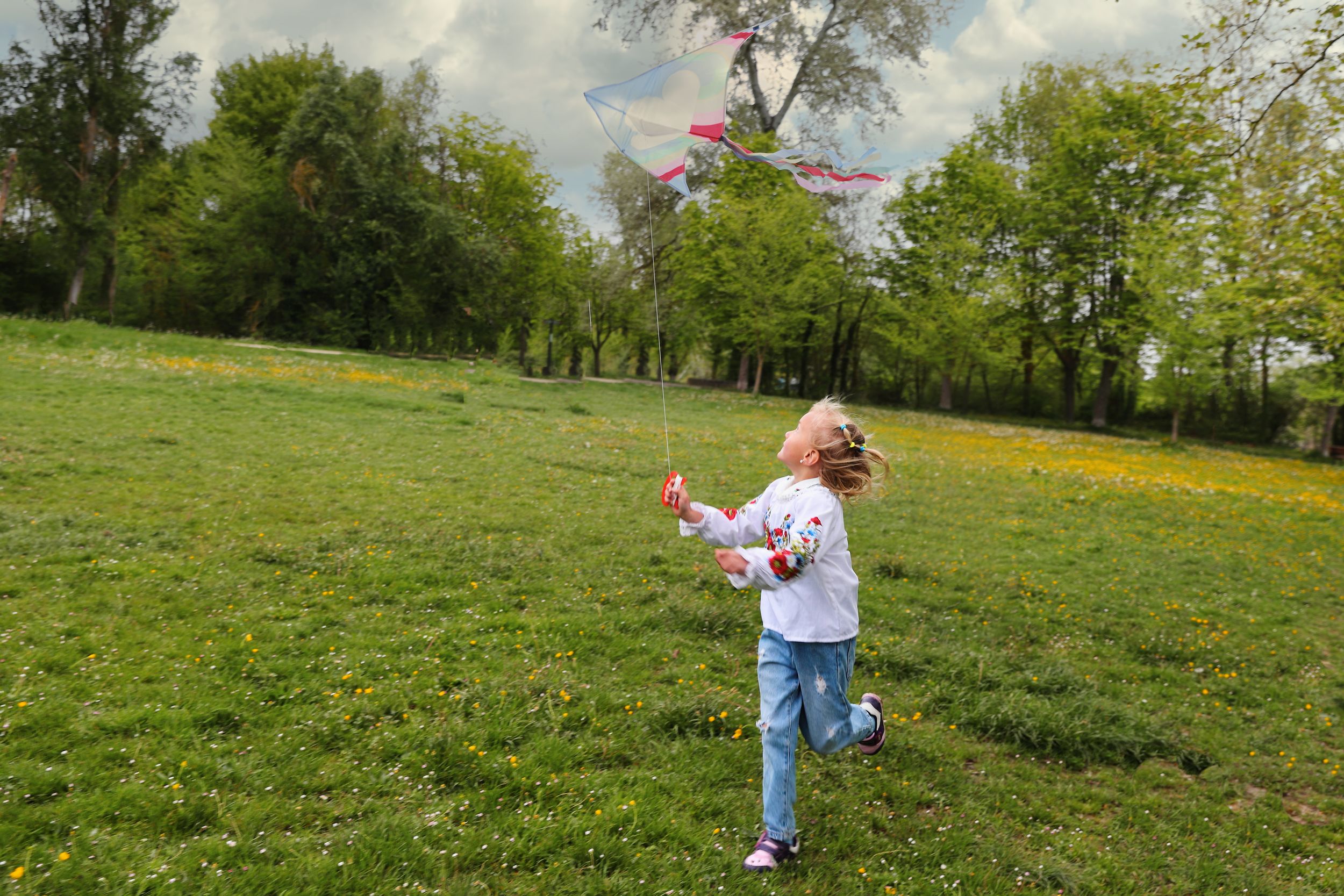 sesion de fotos de niña con cometa en parque olarizu, vitoria, pais vasco, españa. fotografa BOAfoto