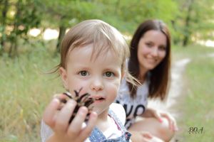 Niña mirando hacia la cámara con madre en el fondo, fotógrafa en Vitoria, Bilbao