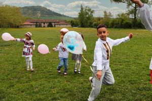 niños con globos en parque olarizu en vitoria gasteiz, sesion de fotos para niños, fotografo BOAfoto