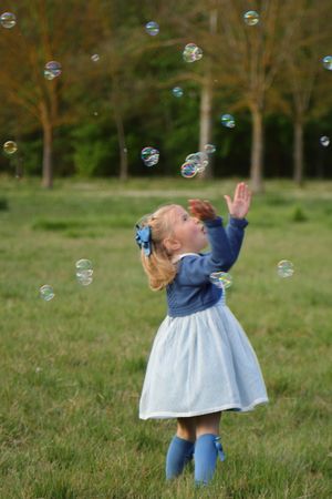 sesión de fotos para niña con burbujas de jabon en vitoria gasteiz, alava, pais vasco, españa, BOAfoto