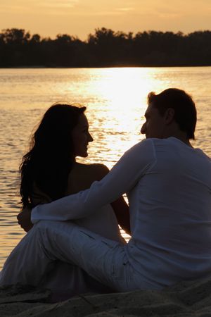 Fotografía de familia en la playa al atardecer, sesión familiar profesional en el País Vasco.
