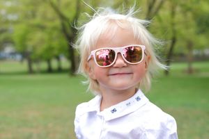 Niña mirando hacia la cámara con fondo de vegetación en Álava, fotógrafa en Vitoria, Bilbao