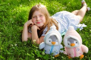 una niña en cesped verde, sesion de fotos para niños en vitoria, bilbao, donostia, pais vasco