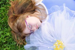 una niña en cesped verde, sesion de fotos para niños en vitoria, bilbao, donostia, pais vasco, BOAfoto