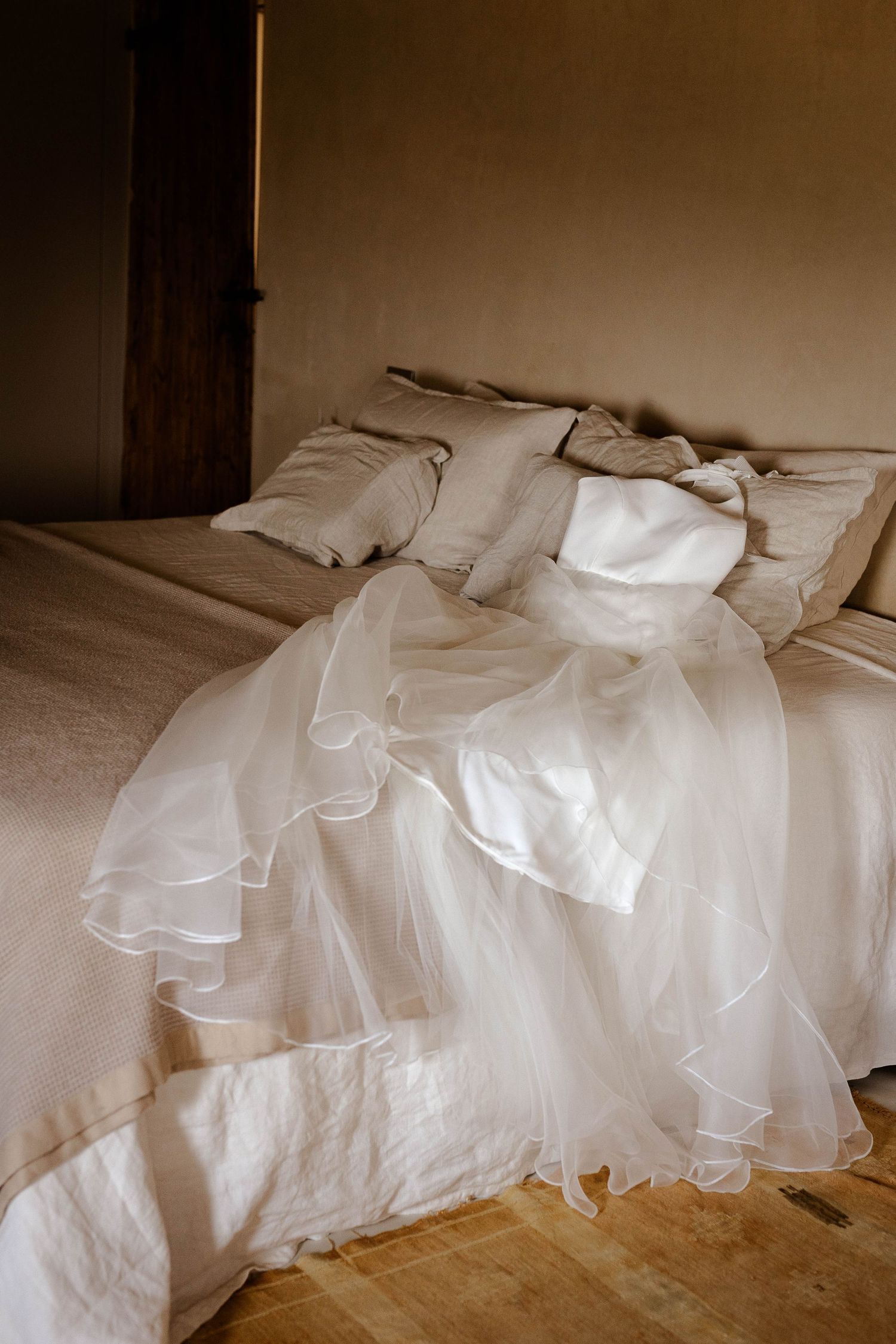 bride dress in Italian Villa, bride getting ready in country-house, Marche region, Italy