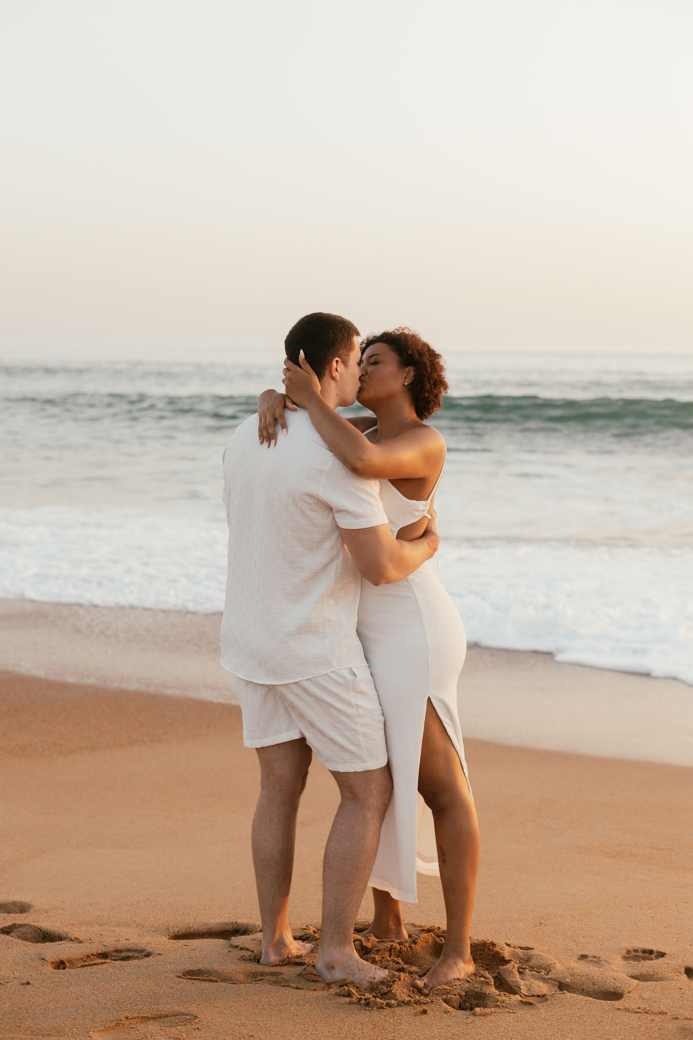 Portrait amoureux sur la plage vendéenne,Anne-Laure & Clément séance photo océan