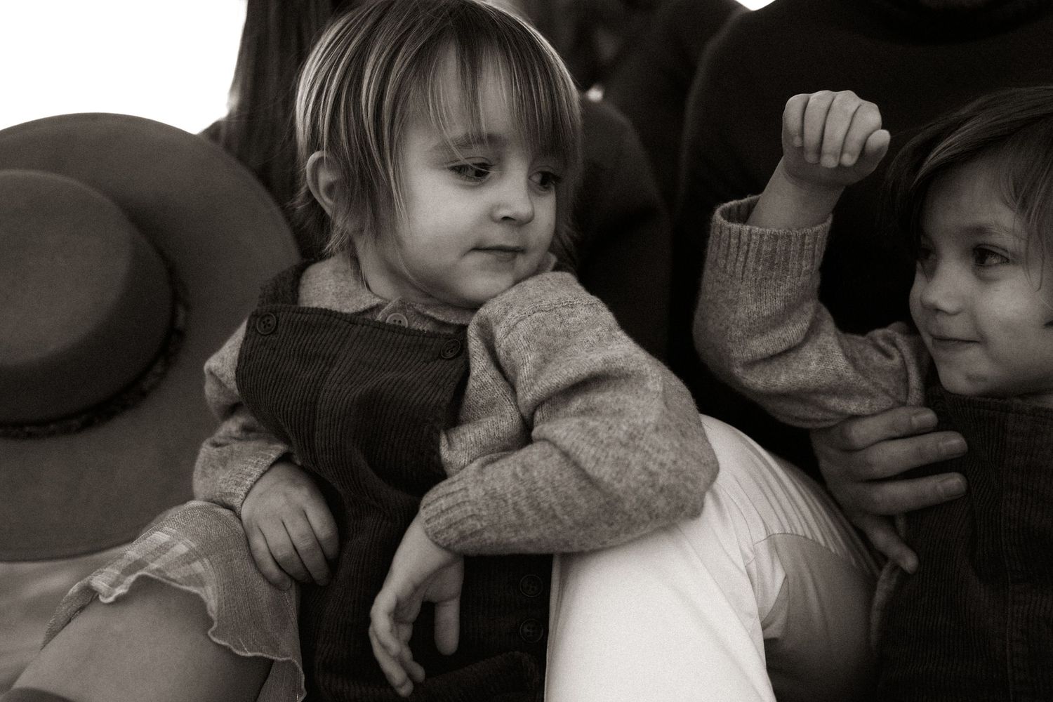 Fotógrafo en Jávea documentando la maternidad con imágenes narrativas de amor, consuelo y presencia.