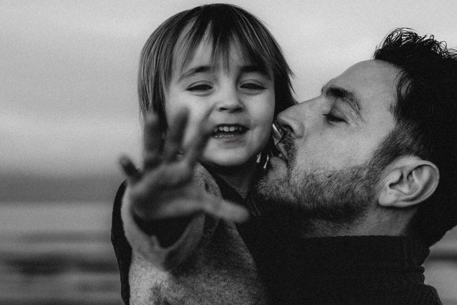Fotógrafo en Jávea documentando la maternidad con imágenes narrativas de amor, consuelo y presencia.