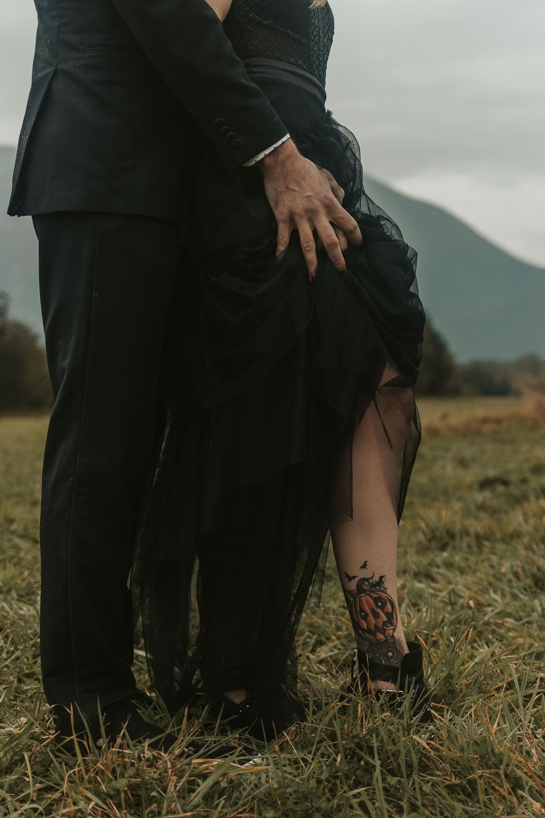 Spooky halloween couples photoshoot session in a foggy field in black outfits embracing each other with spokane wa photographer