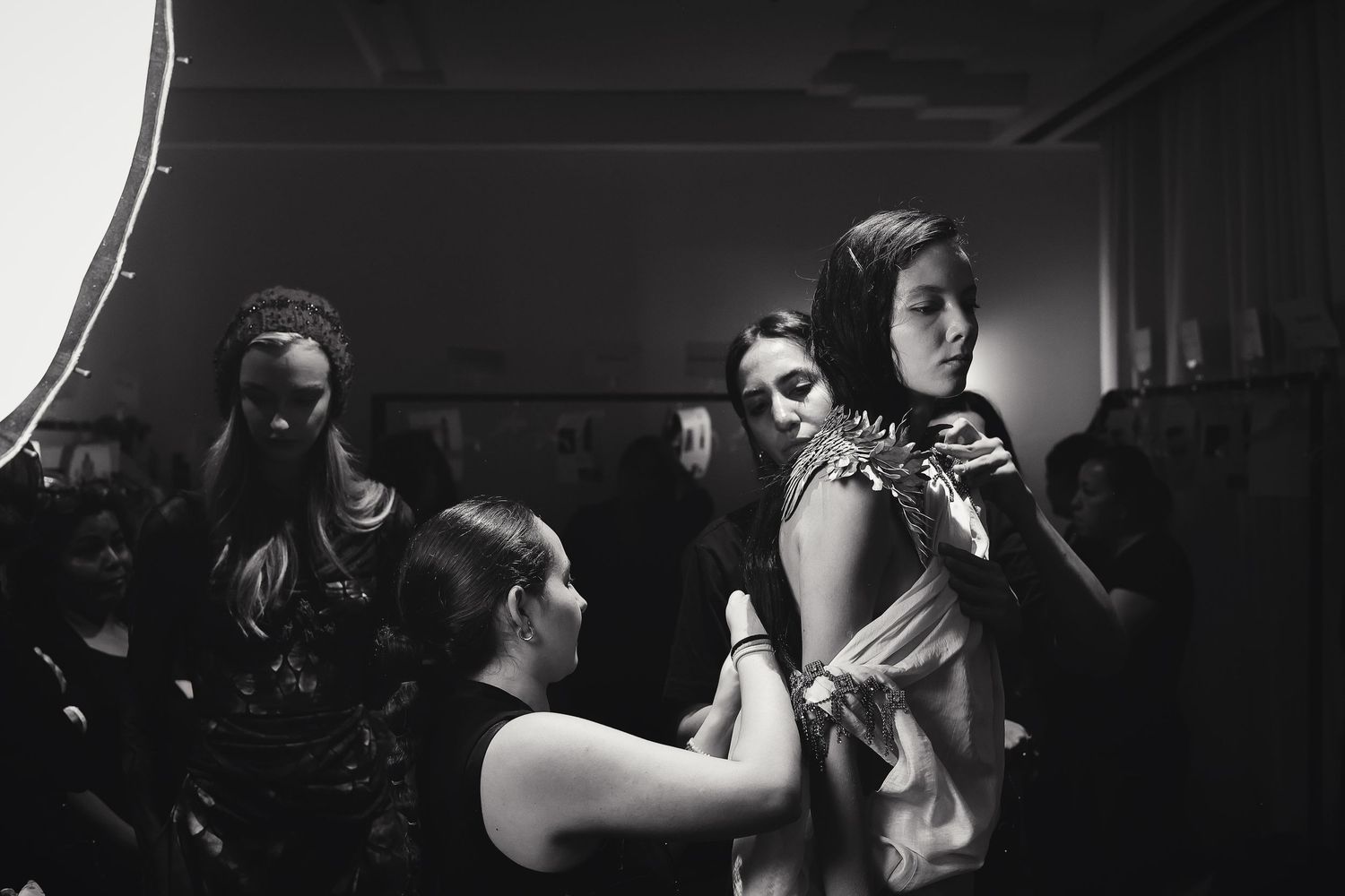 Backstage fashion week preparation in black and white | Behind the scenes photography by Dario Hudon, Le Café Studio
