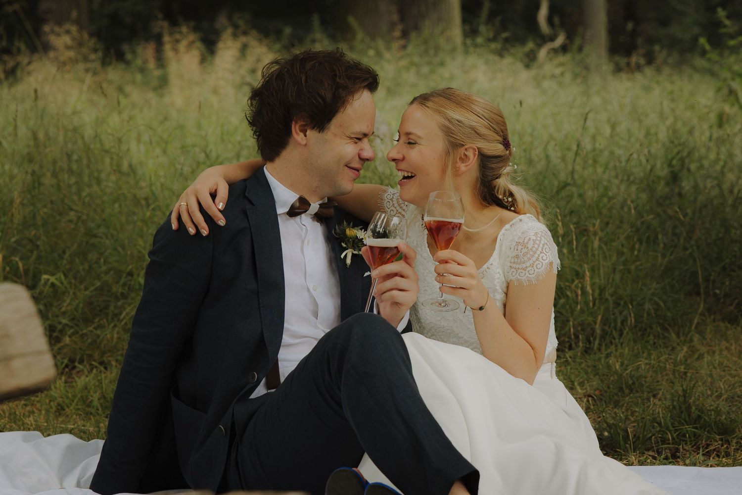 Candid wedding moments captured in a natural outdoor setting.