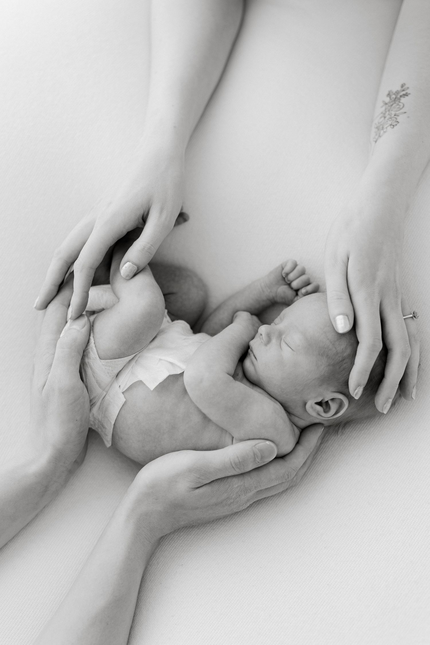 Newbornkuvaus studiolla Valokuvaaja Ella Marin Oulu