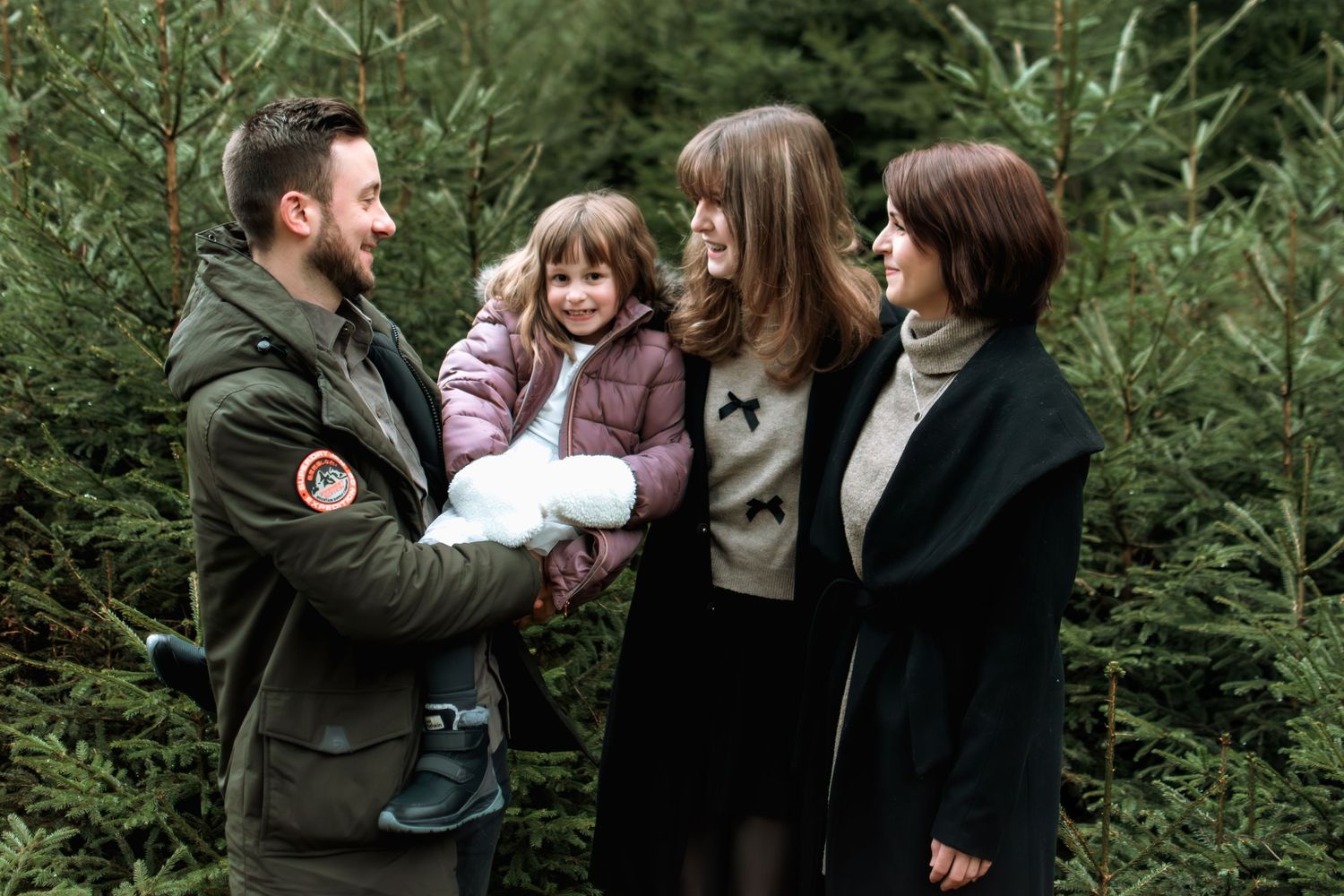 Weihnachtsfamilienfoto im Pfälzerwald auf einer Lichtung, aufgenommen von Maike Germann Fotografie.