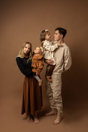 Schlichte FamilienFotoshooting im stolberger Studio