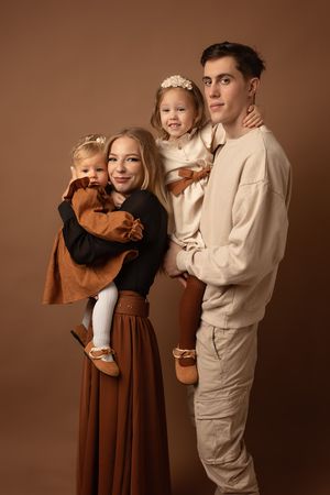 Schlichte FamilienFotoshooting im stolberger Studio