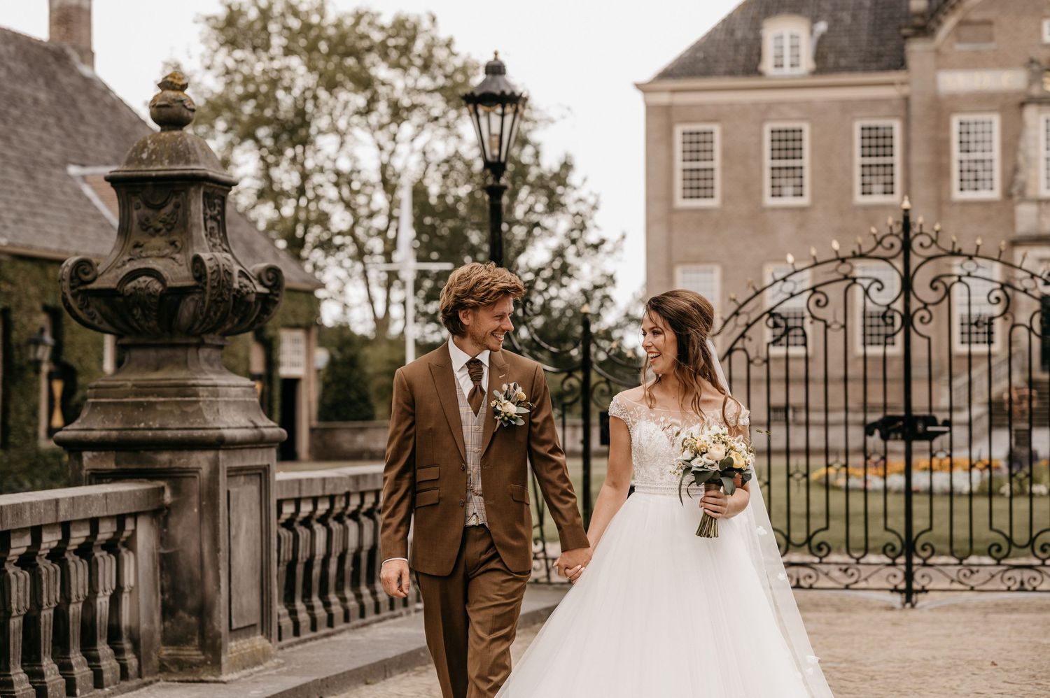 Luxe bruidsreportage met daglicht in natuurlijke omgeving door creatieve huwelijksfotograaf.