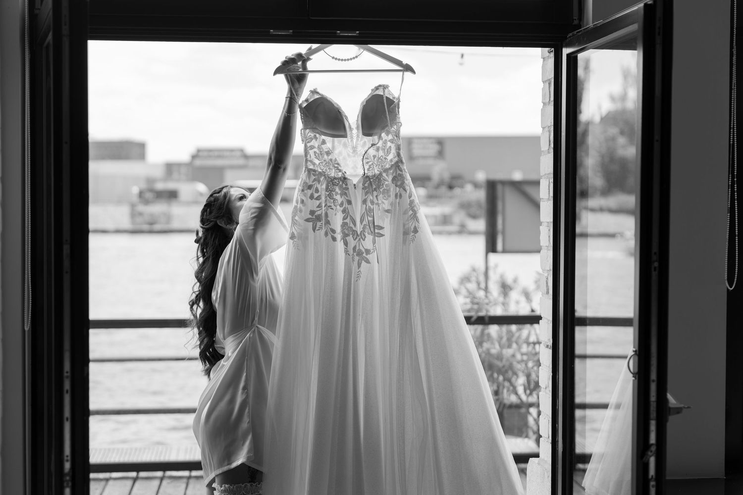 Hochzeitskleid am Fenster fotografiert, Hochzeitsfotograf Berlin dokumentiert Getting Ready am Wasser