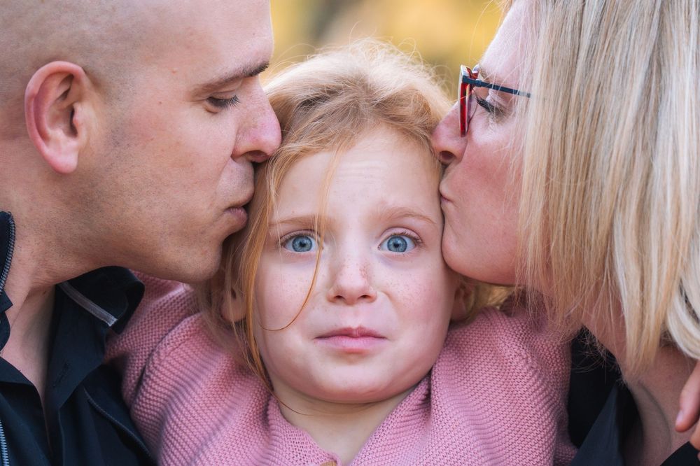 Photo de portrait de famille. Papa, Maman & fille. Liège
